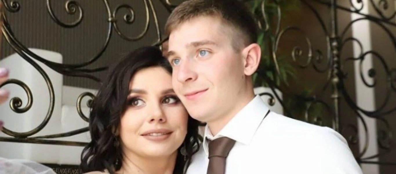 Ρωσία: 35χρονη influencer παντρεύτηκε τον 20χρονο θετό γιο της (βίντεο)